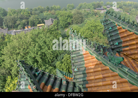 Yuejiang Lou, Nanjing, China. Einzelheiten über die geschichtete Dächer auf der Yuejiang Lou. Stockfoto