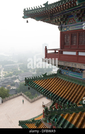 Yuejiang Lou, Nanjing, China. Detail der Yuejiang Lou mit Blick auf die Skyline einer nebligen Nanjing. Stockfoto