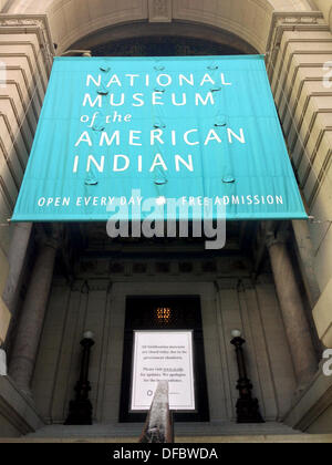 New York, USA. 1. Oktober 2013. Ein Schild kündigt die Schließung steht außerhalb des National Museum of the American Indian in New York, USA, 1. Oktober 2013. Die Schließung der amerikanischen Regierung betrifft auch Tausende Urlauber in den USA. Nationale Denkmäler und Museen haben ebenfalls geschlossen. Foto: Emoke Bebiak/Dpa/Alamy Live News Stockfoto