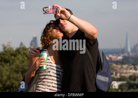 Großbritannien, London: Menschen fotografieren sich auf Hampstead Heath bei warmem Wetter. Stockfoto