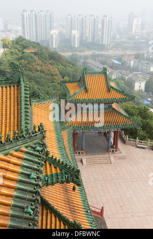 Yuejiang Lou, Nanjing, China. Detail der Yuejiang Lou mit Blick auf die Skyline einer nebligen Nanjing. Stockfoto