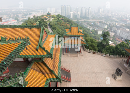 Yuejiang Lou, Nanjing, China. Detail der Yuejiang Lou mit Blick auf die Skyline einer nebligen Nanjing. Stockfoto