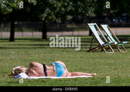 Vereinigtes Königreich, London: Eine Frau in ihrem Badeanzug sonnt sich auf dem Rasen im Hyde Park in London am 29. August 2013. Stockfoto