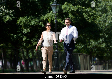 Vereinigtes Königreich, London: Geschäftsleute machen Sie einen Spaziergang durch den Hyde Park, das heiße Wetter in London am 29. August 2013 zu genießen. Stockfoto