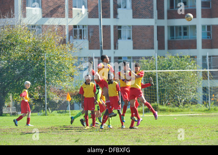 Springen, um die Kugel, Cape Town, Western Cape, Südafrika Kopf Junior Football-Spieler Stockfoto