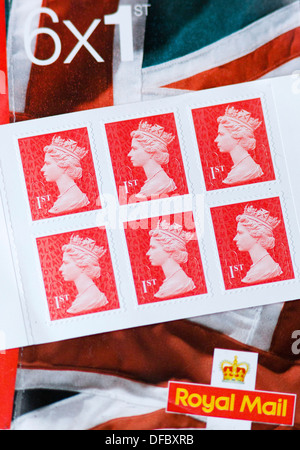 Vereinigtes Königreich, London: Ein Bild zeigt Bücher von Royal Mail First Class Briefmarken am 12. September 2013. Stockfoto