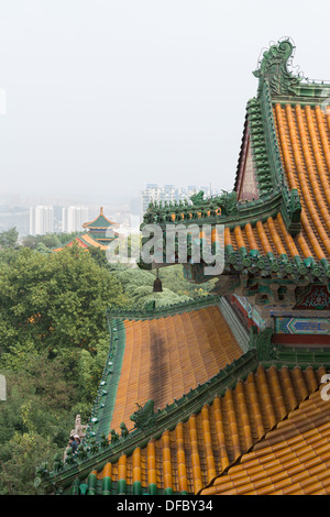 Yuejiang Lou, Nanjing, China. Detail der Yuejiang Lou mit Blick auf den Lion Hill und einer nebligen Nanjing Skyline. Stockfoto