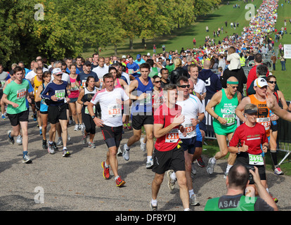 Läufer im 2013 Windsor Halbmarathon im Windsor Great Park, Berkshire Stockfoto