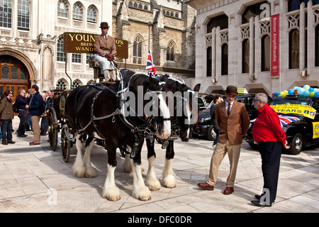 Traditionellen Pferdewagen &, Pearly Kings und Queens Erntedankfest Parade, London, England Stockfoto