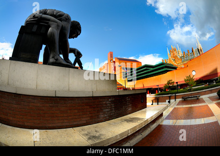 London, England, Vereinigtes Königreich. British Library zusammentreffen. Statue von Sir Isaac Newton (Eduardo Paolozzi) Stockfoto