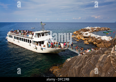 Cinque Terre Boot aussteigen in Riomaggiore Ligurien Italien Stockfoto