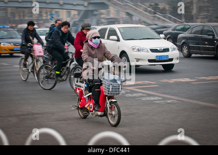 Chinesen auf Fahrräder und Mopeds in Peking, China Stockfoto