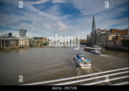 Thames Clipper Unterquerung der Millennium Bridge an der Themse, London, UK Stockfoto