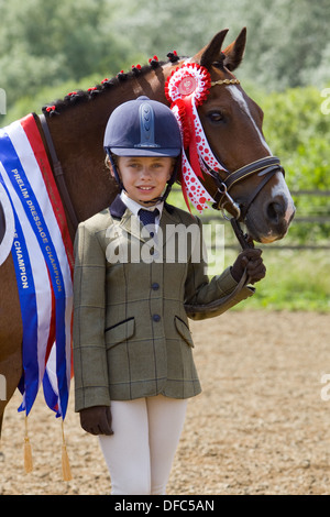 Ein Konkurrent mit ihrem Pferd an einem Outdoor-Reitwettbewerb Stockfoto