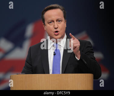 DAVID CAMERON MP Premierminister 2. Oktober 2013 MANCHESTER Stadtzentrum von MANCHESTER ENGLAND Stockfoto