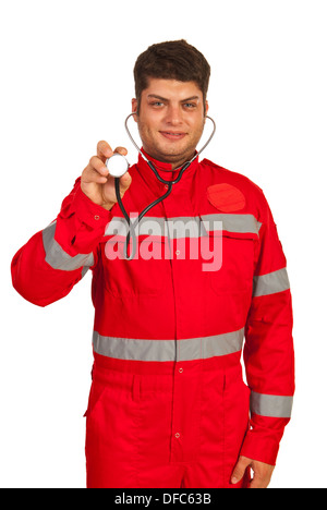 Sanitäter Mann zeigt Stethoskop isoliert auf weißem Hintergrund Stockfoto