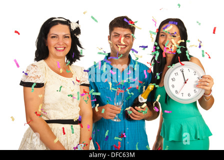 Glückliche Freunde feiern Silvesterparty mit Champagner und Konfetti Stockfoto