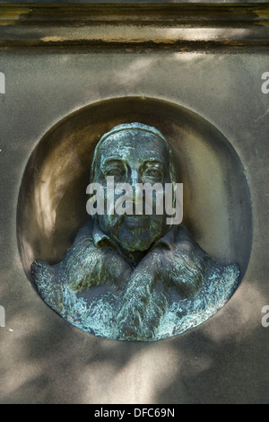 Büste auf dem George Buchanan-Denkmal in Greyfriars Kirkyard, Edinburgh, Schottland Stockfoto