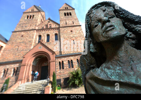 Rüdesheim am Rhein, Deutschland. 2. Oktober 2013. Eine Bronzestatue (1998) von St. Hildegard von Bingen Künstlers steht Karlheinz Oswald außerhalb St. Hildegard Abbey in der Nähe von Rüdesheim am Rhein, Deutschland, 2. Oktober 2013. Foto: ARNE DEDERT/Dpa/Alamy Live-Nachrichten Stockfoto