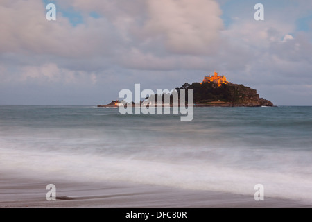 Blick auf St. Michaels Mount in Cornwall in der Abenddämmerung Stockfoto