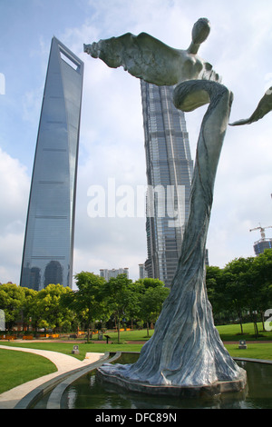 Skulpturen in der Lujiazui grüne Zone mit dem Shanghai World financial Center und Jin Mao Tower über. Stockfoto