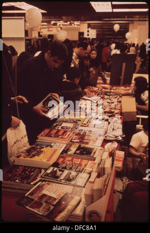 Automobil-Ausstellung im NEW YORK COLISEUM am COLUMBUS CIRCLE IN MIDTOWN MANHATTAN 554380 Portrait Stockfoto