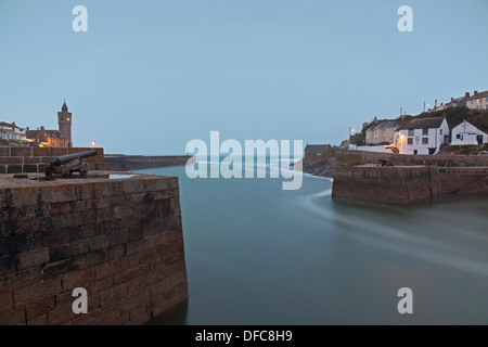 Das erste Licht der Morgendämmerung in die Cornish Hafen Stadt Porthleven Stockfoto