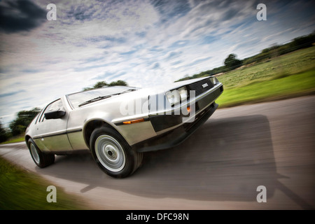 Eine klassische Delorean Sportwagen in Aktion Stockfoto