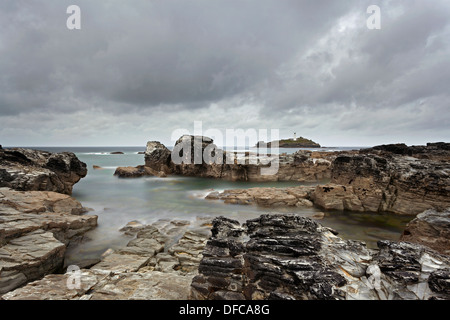 Die felsige Küste rund um Godrevy in Cornwall ist klare Beweis dafür, warum gibt es ein Leuchtturm auf der nahegelegenen Insel. Stockfoto