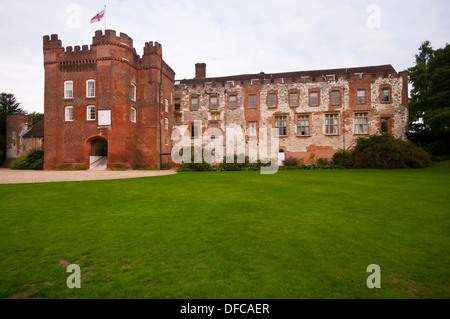 Der Bischofspalast und Waynefletes Turm bei Farnham Castle Surrey England UK Stockfoto