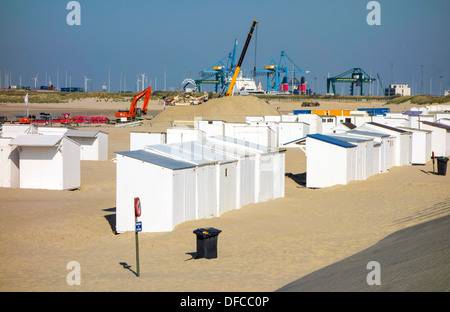 Weißen Badehäuschen am Sandstrand, Zeebrugge, Belgien Stockfoto