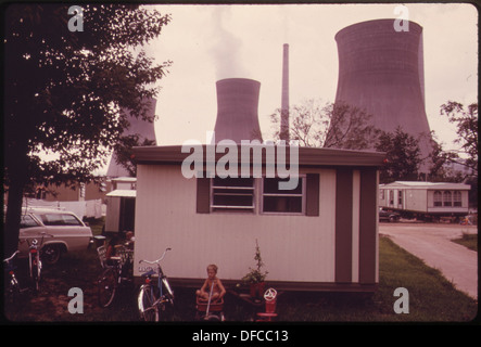 EIN TRAILER PARK IN POCA, DIREKT GEGENÜBER DES KANAWHA RIVER VOM KRAFTWERK JOHN AMOS. WASSER KÜHLTÜRME VON DER... 551154 Stockfoto