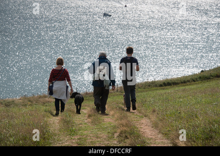 Spaziergänger genießen die Südwestküste Fußweg an der Jurassic Küste in East Devon nahe Budleigh Salterton mit Hunden. Stockfoto