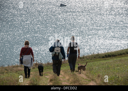 Spaziergänger genießen die Südwestküste Fußweg an der Jurassic Küste in East Devon nahe Budleigh Salterton mit Hunden. Stockfoto