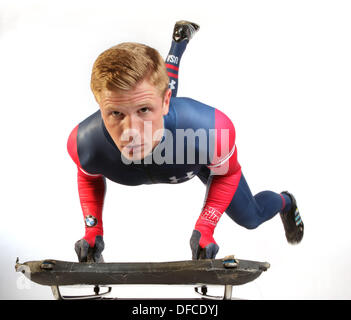 Park City, Utah, USA. 1. Oktober 2013. JOHN DALY, 28, aus Smithtown, New York - Skelett. USOC Olympische Mediengipfel in Park City. Daly hat viele Mal auf dem Weltcup-Podest war seit er begann im Skelett Rennsport im Jahr 2001 im Wettbewerb und sicherte sich einen Platz bei den Olympischen Winterspielen 2010 in Vancouver, wo er 17. beendete. (Kredit-Bild: © Erich Schlegel/ZUMAPRESS.com/Alamy Live-Nachrichten) Stockfoto