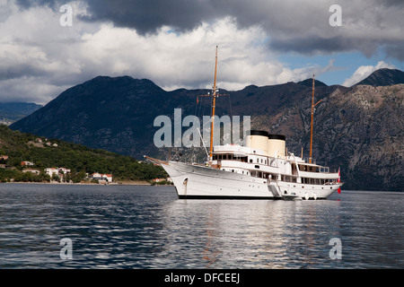Eine britische Yacht in der Bucht von Kotor-Montenegro Stockfoto