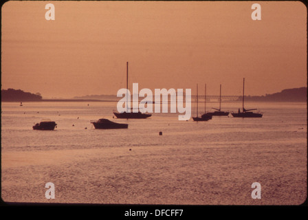 BOSTON HARBOR - BLICK IN RICHTUNG SQUANTUM. LONG ISLAND BRIDGE IN FERNE 550039 Stockfoto