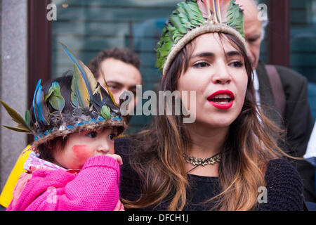 London, UK. 2. Oktober 2013. Eine junge Mutter mit ihrem Kind als Überlebensmodus internationalen Protest zur Unterstützung der indigenen Demonstranten in Brasilien kämpfen um ihre Landrechte. Bildnachweis: Paul Davey/Alamy Live-Nachrichten Stockfoto