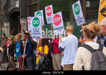 London, UK. 2. Oktober 2013. Überlebensmodus internationalen Protest zur Unterstützung der indigenen Demonstranten in Brasilien kämpfen um ihre Landrechte. Bildnachweis: Paul Davey/Alamy Live-Nachrichten Stockfoto