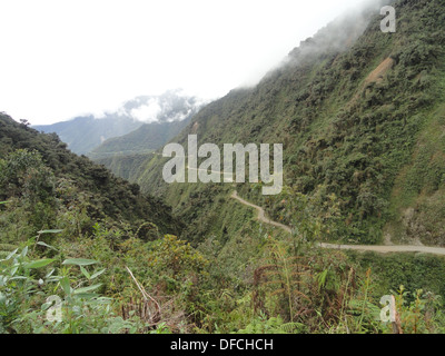 Mountainbiker mitnehmen unterwegs "Worlds most dangerous", von La Paz nach Coroico, Bolivien Stockfoto