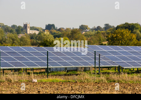 Wymeswold Solarpark der größte Solarpark im Vereinigten Königreich bei 34 MWp auf einem alten stillgelegten Flugplatz, Leicestershire, UK. Stockfoto