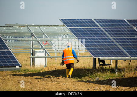 Wymeswold Solarpark der größte Solarpark im Vereinigten Königreich bei 34 MWp auf einem alten stillgelegten Flugplatz, Leicestershire, UK. Stockfoto