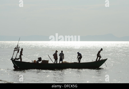 Lokale Fischer auf Boot vom Strand Kep, Kambodscha gesehen. Stockfoto