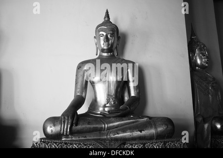 Buddha-Statue im Wat Suthat in Bangkok, Thailand. Stockfoto