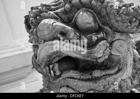 Chinesische Löwen, aka "Foo Dog", Wächter-Statue im Wat Pho, Bangkok (schwarz und weiß). Stockfoto