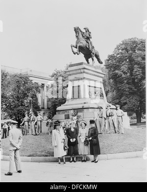 Eine Zeremonie zu Ehren des südamerikanischen Patrioten San Martin an seiner Statue in Washington, D.C., wo Präsident Truman besonders abwesend war, spiegelt die historische und diplomatische Bedeutung des Ereignisses wider. Stockfoto