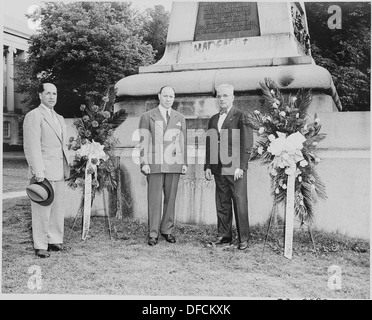Eine Zeremonie findet an der Statue des südamerikanischen Patrioten San Martin in Washington statt, obwohl Präsident Truman nicht anwesend ist. Stockfoto