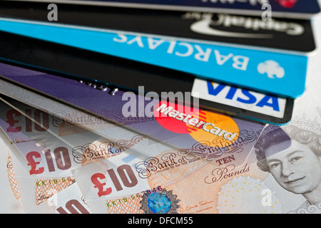 Nahaufnahme der Bank Bank Kreditkarten Visa Barclaycard Capital One und Pfund Banknoten Stockfoto