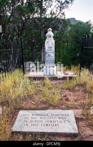 Das Grab Von Wyatt Earp Doc Holliday In Tombstone Und Wilden