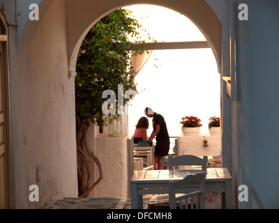 Die hübsche kleine zurück - Straßen von Parikia auf der Griechischen Insel Paros Stockfoto